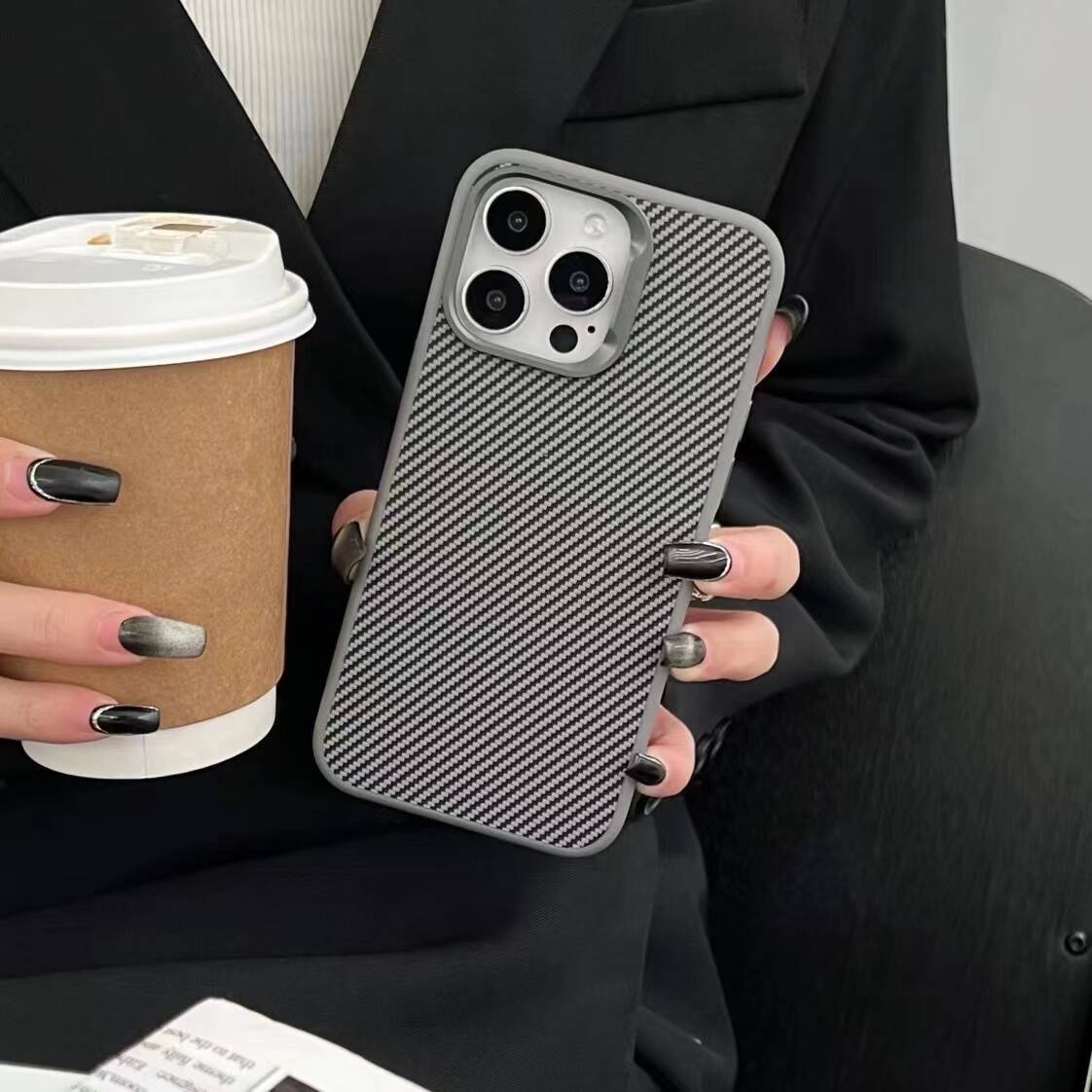 Apple iPhone 14 Pro Max Kılıf Magsafe Şarj Özellikli Karbon Fiber Görünümlü Zore Troy Kapak Siyah