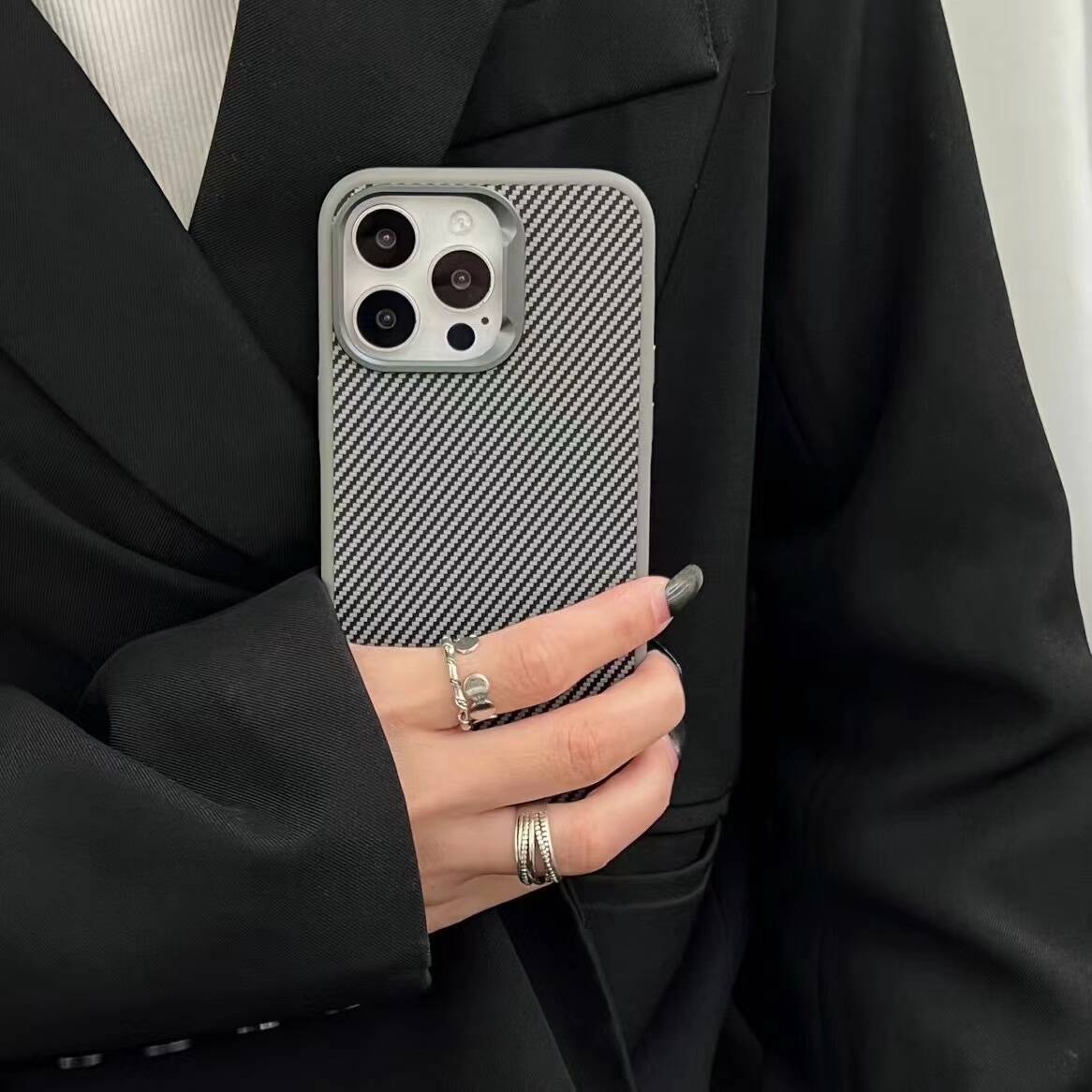 Apple iPhone 14 Pro Max Kılıf Magsafe Şarj Özellikli Karbon Fiber Görünümlü Zore Troy Kapak Siyah