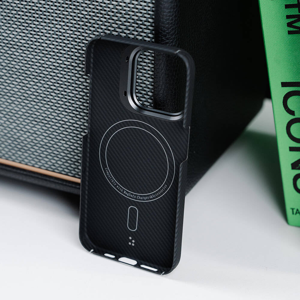 Apple iPhone 15 Pro Kılıf Magsafe Şarj Özellikli 600D Kevlar Zore Krek Karbon Standlı Kapak Siyah