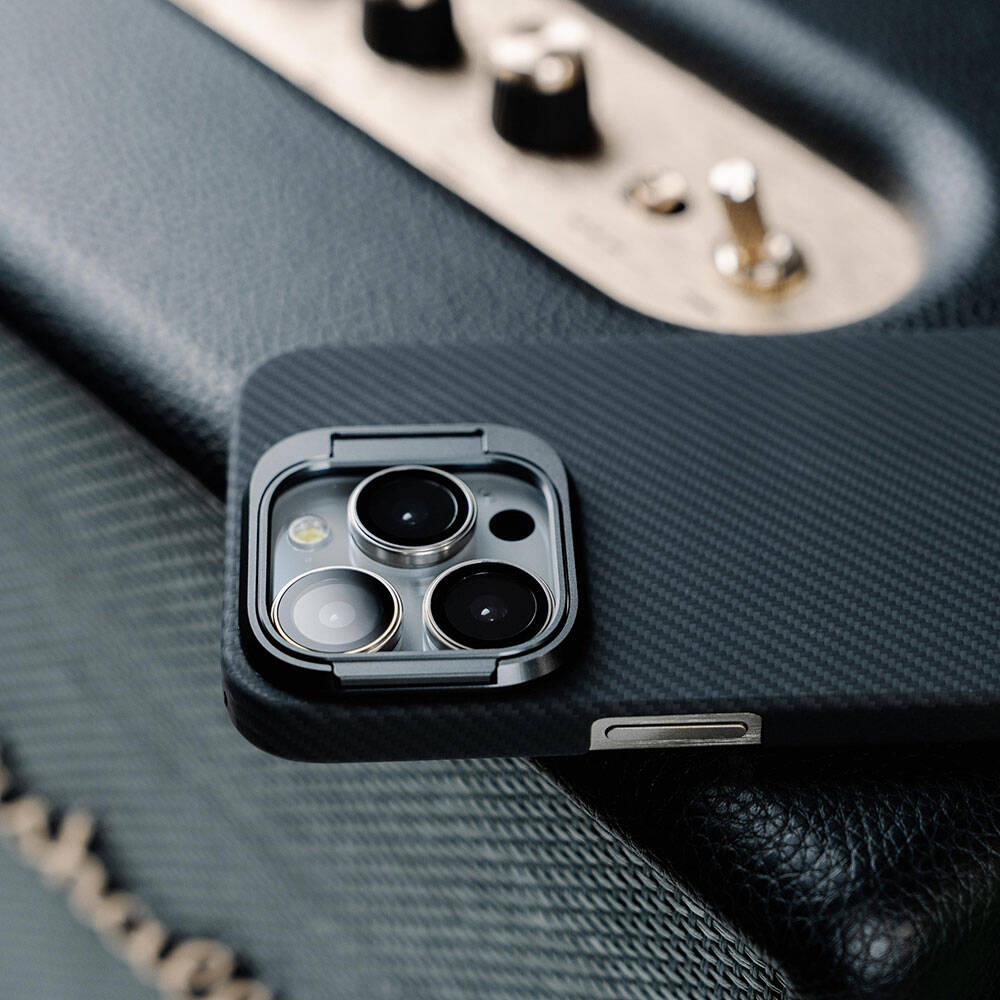 Apple iPhone 15 Pro Kılıf Magsafe Şarj Özellikli 600D Kevlar Zore Krek Karbon Standlı Kapak Siyah