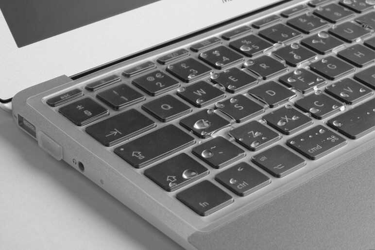 Apple Macbook Pro 14.2 2023 A2779 Zore Klavye Koruyucu Şeffaf Silikon Ped Renksiz